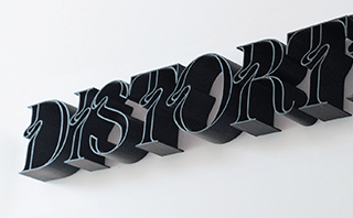 「distortion」という文字の3Dアートレターの細いサイン