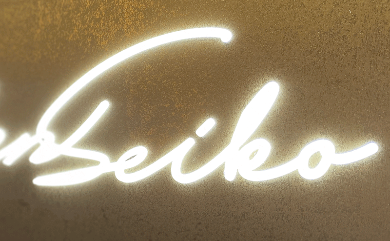「Hakken Seiko」という文字の象嵌サインの細いサイン