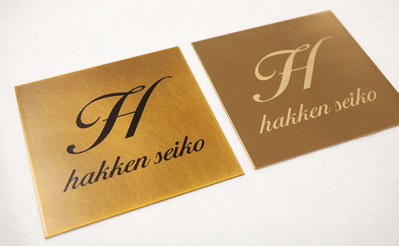 レーザーエッチング加工した金属の板2枚