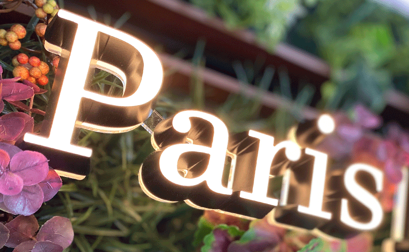 花に囲まれているパリレターのサイン