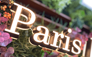 花に囲まれているパリレターのサイン