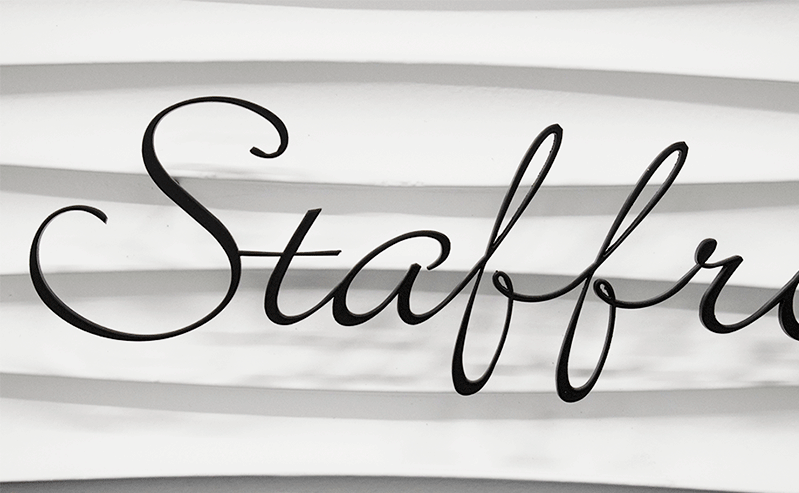 「staffroom」という文字の切り文字の細いサイン