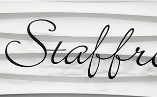 「staffroom」という文字の切り文字の細いサイン